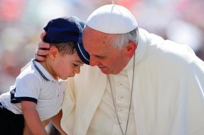 Le pape François embrasse un jeune garçon, au cours de l’audience générale, le 19 juin 2013 sur la place Saint-Pierre. / Stefano Rellandini/Reuters